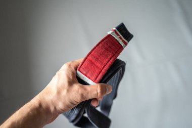 Elinde siyah bjj kuşağı olan beyaz bir adamın üst görüntüsü. Brezilya jiu jitsu konsepti kopyalama alanı.