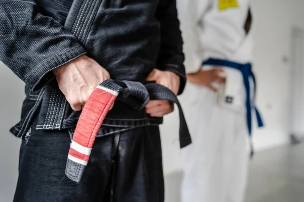 Siyah bjj kuşağı Brezilya jiu jitsu konsepti fotokopi uzayı tutarken kimono giyerek duran kimliği belirsiz beyaz adamın yan görünüşü