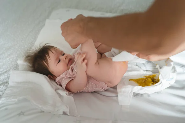 Side View Caucasian Baby Sleep While Her Unknown Father Changing — Stock Photo, Image