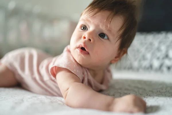 Pequeño Bebé Caucásico Cuatro Meses Edad Acostado Cama Casa Habitación —  Fotos de Stock