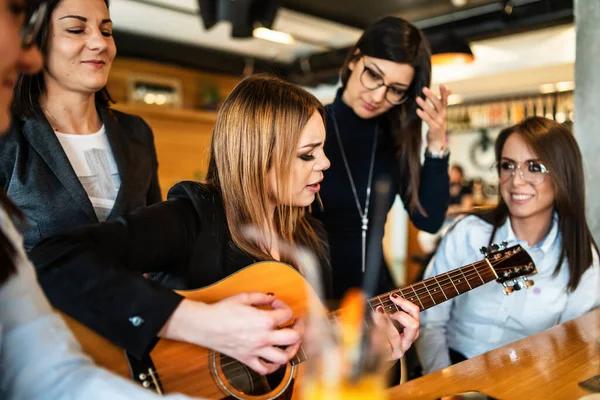 아름다운 코카서스의 여성들 카페나 레스토랑에서 기타를 치면서 즐거운 시간을 보내고 — 스톡 사진