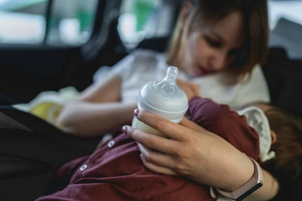 Ydult Mujer Caucásica Madre Femenina Sentada Asiento Trasero Coche Sosteniendo — Foto de Stock