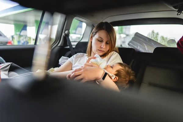 Ydult Kaukasierin Sitzt Auf Dem Rücksitz Ihres Autos Und Hält — Stockfoto