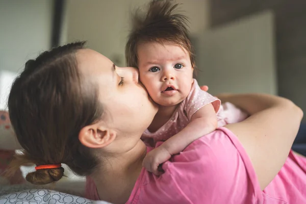 Joven Madre Caucásica Adulta Jugando Con Hija Bebé Cuatro Meses —  Fotos de Stock