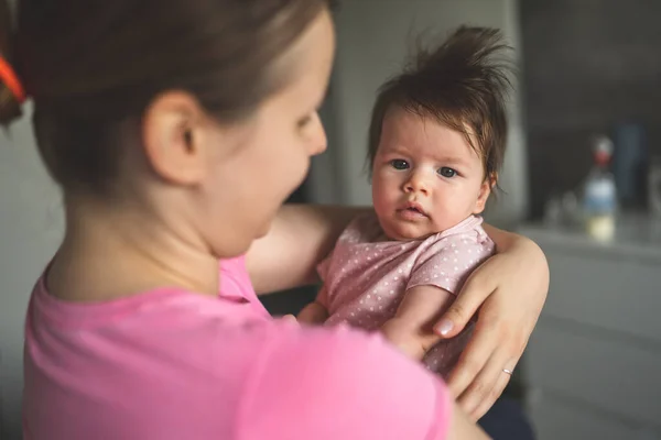 Por Encima Vista Del Hombro Madre Joven Caucásica Sosteniendo Hija — Foto de Stock