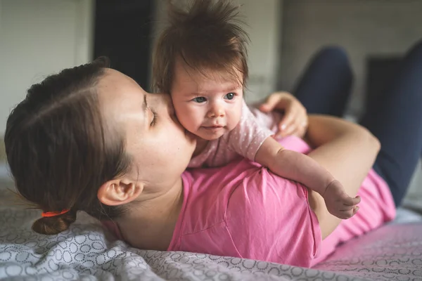 Joven Madre Caucásica Adulta Jugando Con Hija Bebé Cuatro Meses — Foto de Stock