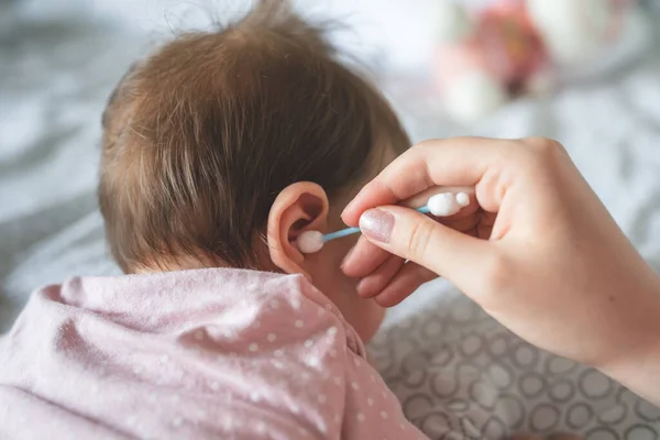 Vista Posterior Pequeña Niña Caucásica Cuatro Meses Acostada Sobre Vientre —  Fotos de Stock