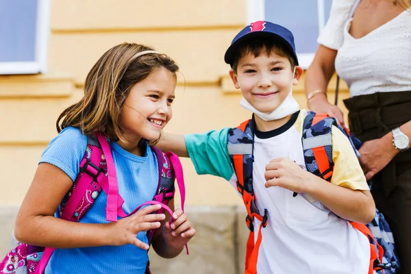 Niña Niño Caucásico Hermano Hermana Pequeños Amigos Abrazo Con Mochilas — Foto de Stock