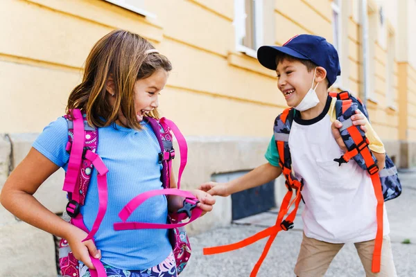 Retrato Vista Frontal Niños Niñas Caucásicos Pequeños Hermanos Hermanas Amiguitos — Foto de Stock