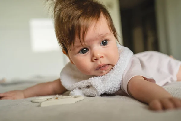 Small Caucasian Baby Four Months Old Lying Bed Home Bright — Stock Photo, Image