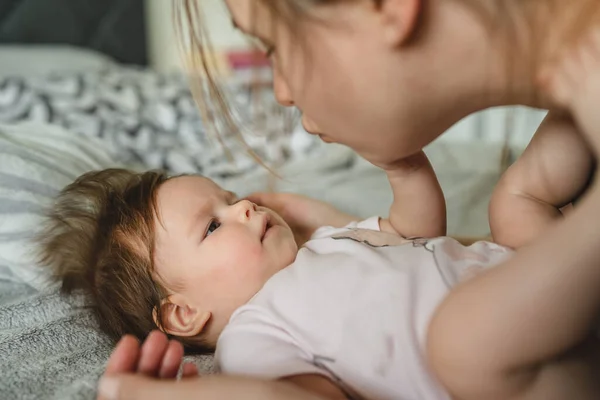 Cerca Pequeño Bebé Caucásico Acostado Cama Abrazándose Con Madre — Foto de Stock