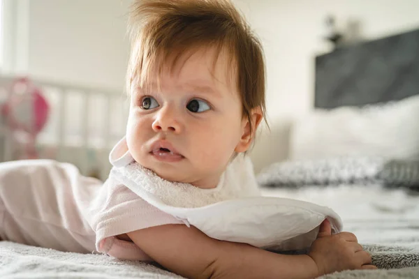 Pequeño Bebé Caucásico Cuatro Meses Edad Acostado Cama Casa Habitación —  Fotos de Stock