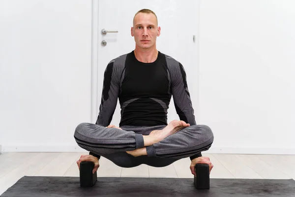 Yetişkin Beyaz Bir Adamın Yoga Yapması Evde Yerde Otururken Isınma — Stok fotoğraf