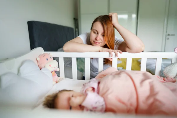 Mujer Caucásica Viendo Pequeño Bebé Cuna Feliz Madre Cuidando Hija — Foto de Stock