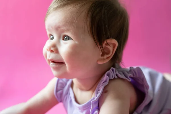 Primer Plano Retrato Pequeña Niña Caucásica Cuatro Meses Edad Fondo —  Fotos de Stock