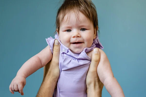 Manos Hombre Desconocido Padre Sosteniendo Hija Bebé Niña Aire Contra —  Fotos de Stock