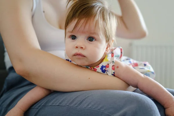 Small Caucasian Baby Girl Lap Her Mother While Sitting Sofa — Stock Photo, Image
