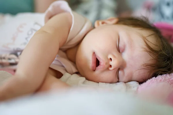 Små Kaukasiska Baby Fyra Månader Gammal Sipprar Sängen Hemma Dagen — Stockfoto