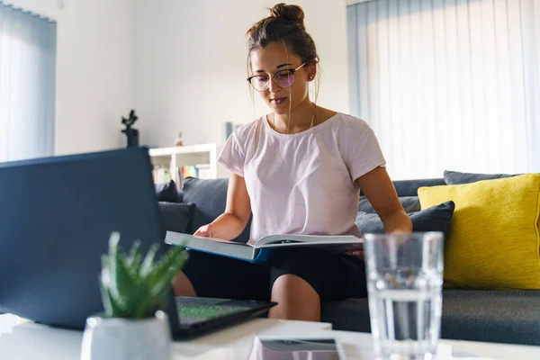 Mujer Sentada Sofá Cama Casa Delante Computadora Portátil Celebración Libro — Foto de Stock