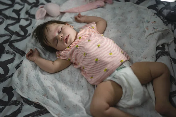 Pequeño Bebé Caucásico Niña Cuatro Meses Acostada Cama Casa Por —  Fotos de Stock