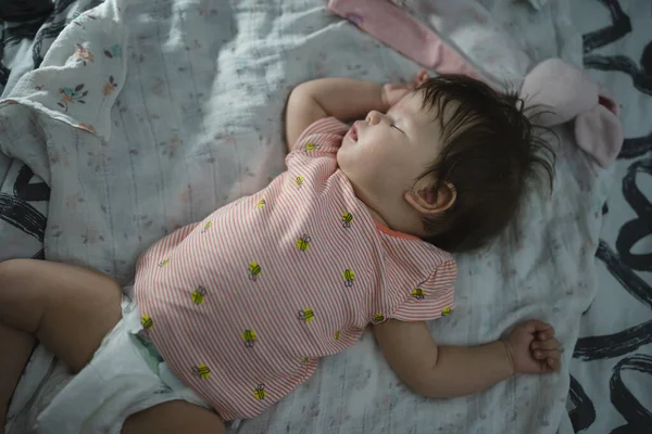 Μικρό Καυκάσιο Μωρό Τεσσάρων Μηνών Κοριτσάκι Ξαπλωμένο Στο Κρεβάτι Στο — Φωτογραφία Αρχείου