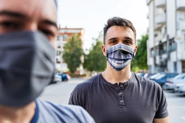 成年高加索男子头戴防护面具的肖像 现代男性社会距离病毒在户外预防的前景新的正常概念 — 图库照片