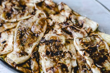 Sarımsak soslu ızgara kabağı kapat. Cam kasede ev yapımı organik yemek.