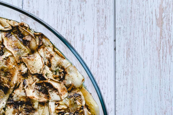 Close Gegrilde Courgette Met Knoflooksaus Zelfgemaakt Biologisch Voedsel Glazen Kom — Stockfoto