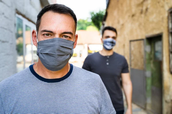 Retrato Hombre Caucásico Adulto Con Máscara Protectora Debido Brote Variante —  Fotos de Stock