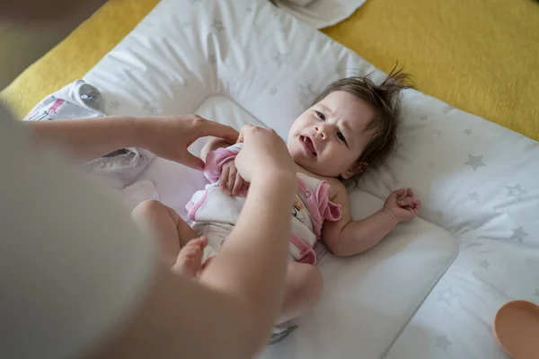 Vista Superior Bebé Caucásico Acostado Cama Mientras Madre Está Cambiando —  Fotos de Stock