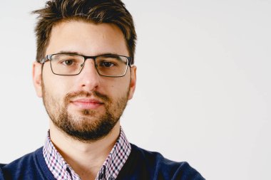 Sakallı, gözlüklü, beyaz arka planda fotokopi alanı olan beyaz bir adamın portresi.