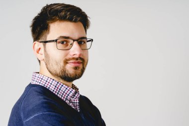 Sakallı, gözlüklü, beyaz arka planda fotokopi alanı olan beyaz bir adamın portresi.