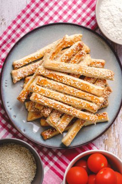 Tuzlu susamlı ekmek geleneksel ev yapımı atıştırmalıkları masaya yapıştırır - üst görünüm sağlıklı vegan ya da vejetaryen gıda kavramını kapatır