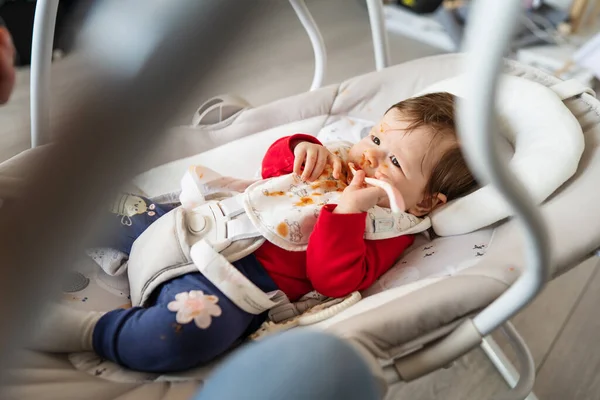 Seitenansicht Eines Kleinen Kaukasischen Babys Das Hause Einer Schaukel Liegt — Stockfoto