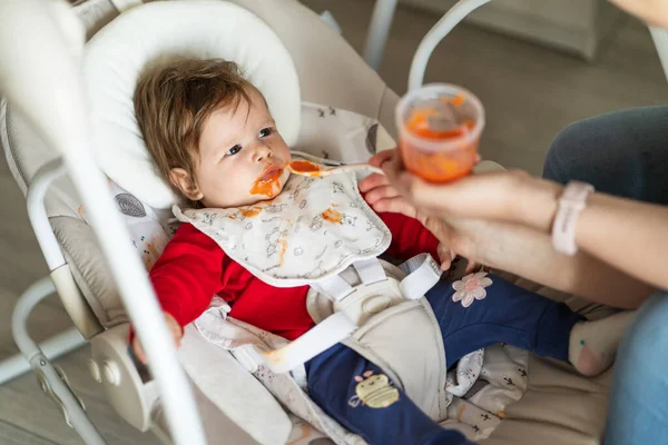 Primeira Refeição Problemas Conceito Pequeno Bebê Caucasiano Cinco Meses Idade — Fotografia de Stock