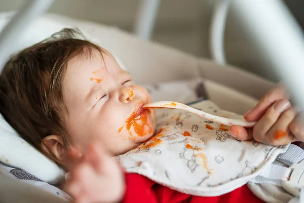 Erste Mahlzeit Probleme Konzept Kleine Kaukasische Baby Fünf Monate Alt — Stockfoto