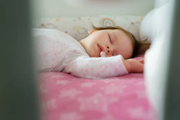 Μικρό Καυκάσιο Κοριτσάκι Πέντε Μηνών Κοιμάται Στην Κούνια Της Στο — Φωτογραφία Αρχείου