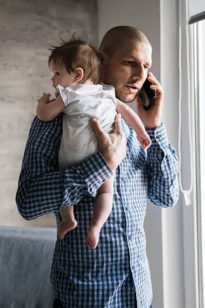 Ung Vit Man Håller Lilla Spädbarn Barn Fem Månader Gammal — Stockfoto