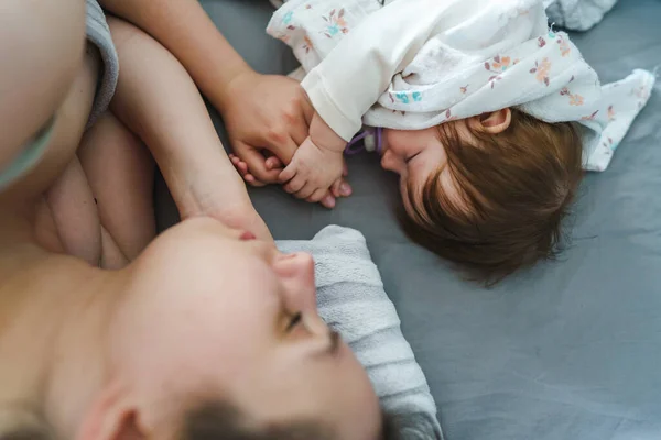 Anne Beyaz Kadın Kız Bebek Gündüzleri Yatakta Uyuyorlar — Stok fotoğraf