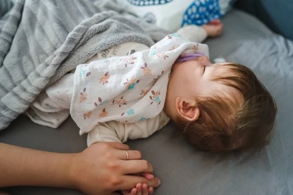 Madre Mujer Caucásica Cogida Mano Hija Bebé Mientras Duerme Cama —  Fotos de Stock