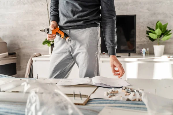 Midsection Homem Que Coloca Junto Mobília Auto Montagem Casa Que — Fotografia de Stock