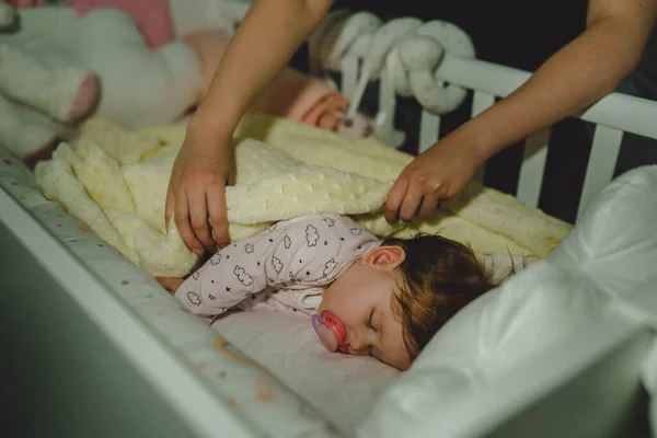 Pequeno Bebê Caucasiano Indo Dormir Mãos Mulher Desconhecida Mãe Colocando — Fotografia de Stock