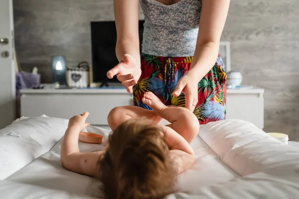 Små Kaukasiska Lilla Flicka Eller Pojke Ligger Sängen Ljusa Rum — Stockfoto