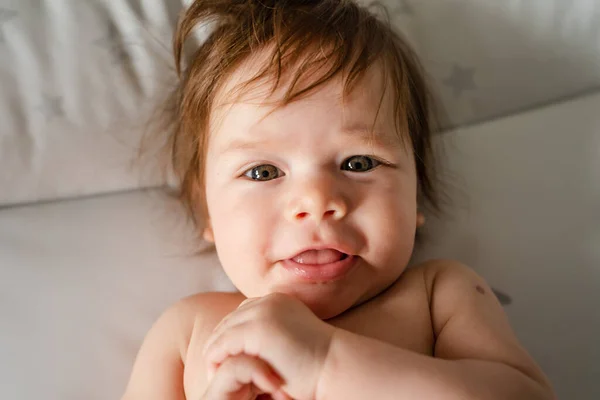 Primer Plano Pequeño Caucásico Bebé Desnudo Acostado Cama Vista Superior —  Fotos de Stock