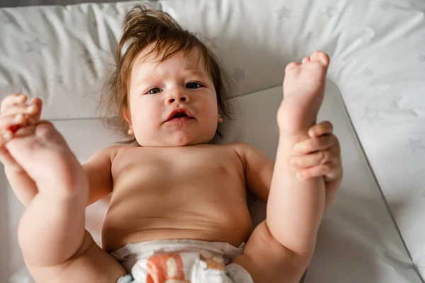 Vista Superior Pequeño Bebé Caucásico Acostado Sobre Espalda Desnuda Sosteniendo —  Fotos de Stock