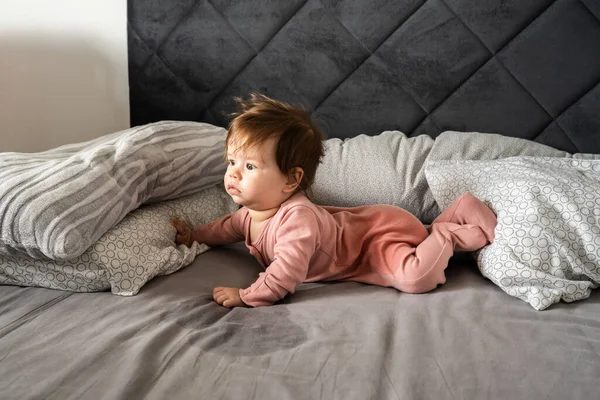 Liten Kaukasisk Baby Liggande Magen Sängen Med Våt Urin Fläck — Stockfoto