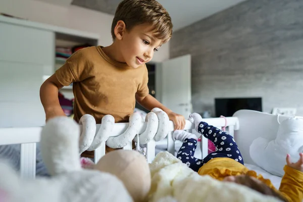 Small Caucasian Boy Five Years Playing His Baby Brother Sister — Stock Photo, Image