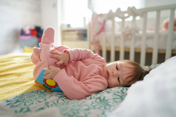 One Small Caucasian Baby Lying Alone Bed Home Looking Camera — Stock Photo, Image
