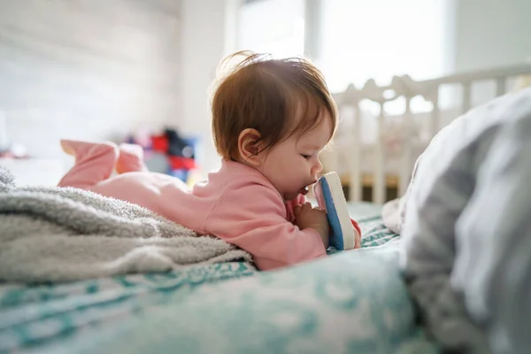 Pequeño Bebé Caucásico Tumbado Solo Cama Casa Mirando Cámara Sosteniendo —  Fotos de Stock