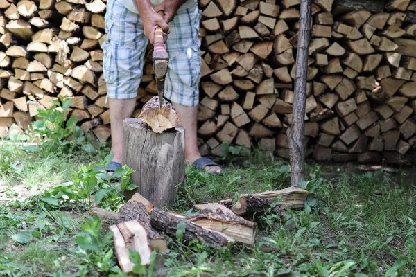 Man Chopping Wood Yard Large Pile Cut Stumps Background Close — Stock Photo, Image